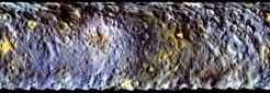 Bunter Zwerg: Mithilfe der Farbfilter des Kamerasystems von Dawn lassen sich Unterschiede in der Oberflächenzusammensetzung der Ceres erkennen. In diesem Mosaik sind sie in Falschfarben dargestellt.