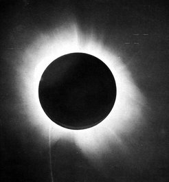Schwarze Sonne: Am 29. Mai 1919 schob sich der Neumond vor die gleißend helle Scheibe des Tagesgestirns. Schon damals konnten die Astronomen das Schattenspiel recht eindrucksvoll fotografieren. Auf dieser historischen Aufnahme zeigt sich deutlich die Korona, die äußere Gasatmosphäre der Sonne.