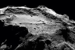 Blick auf ein kosmisches Urgestein: Aus 20 Kilometern Höhe nahm Rosetta diese Ansicht des Kometen 67P/Churyumov-Gerasimenko auf. Der Kern besteht aus zwei Teilen und gleicht einem Quietscheentchen.