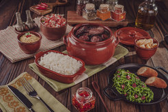 Gedeckter Tisch mit brazilianischem Essen.