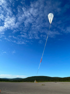 Langsam steigt der Heliumballon in die Höhe.
