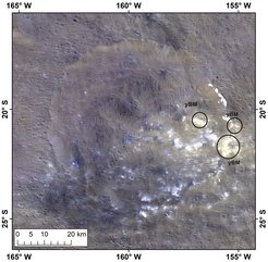 Das gelbliche helle Material, hier als „yBM“ gekennzeichnet, findet sich ausschließlich am Rand des kleineren Kraters und in seiner direkten östlichen Nachbarschaft.